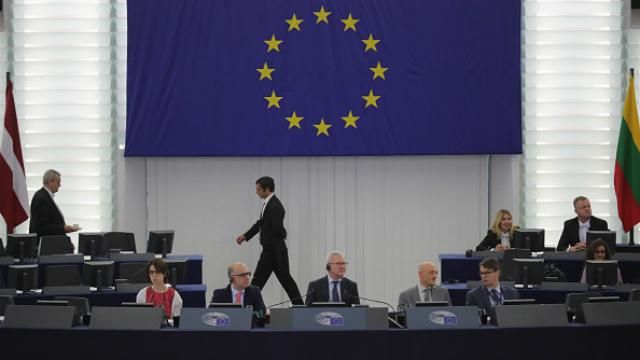Безвиз снова откладывают: Европарламент перенес рассмотрение украинского вопроса