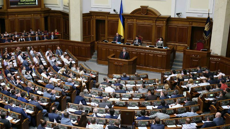 Активисты под КС требуют отменить "закон Кивалова-Колесниченко"

