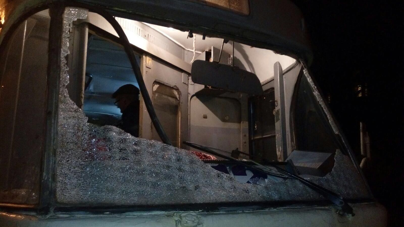 Неизвестный обстрелял трамвай в Днепре