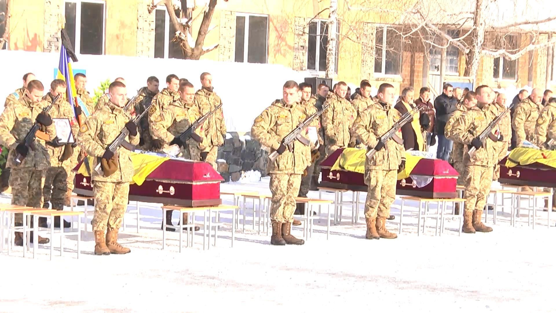 В Харькове простились с тремя бойцами, которые погибли в зоне АТО В Харькове простились с тремя бойцами, которые погибли в зоне АТО
