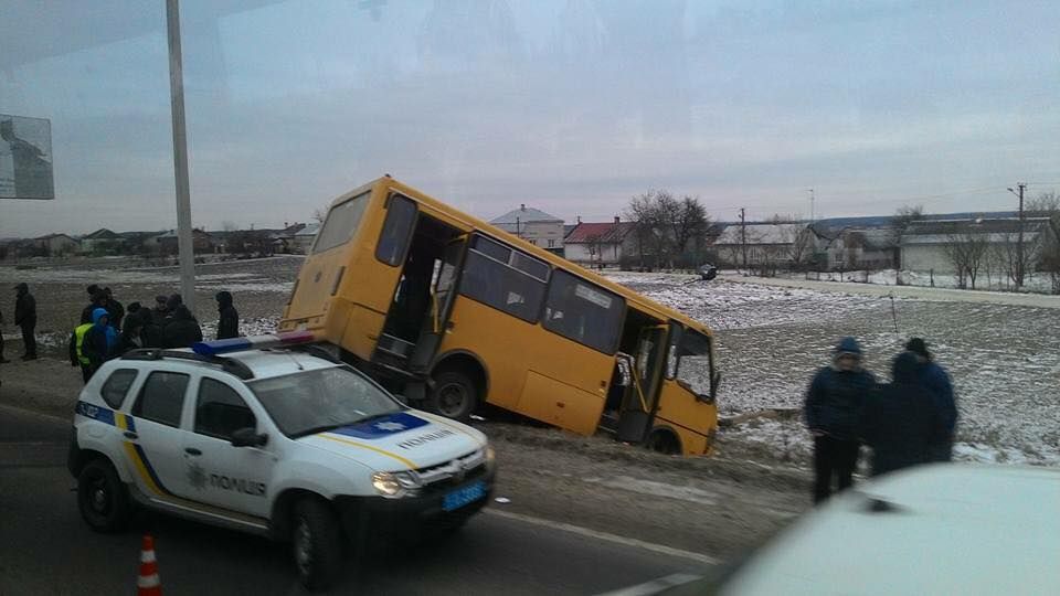 З'явилися фото смертельної аварії під Львовом: авто розтрощило вщент