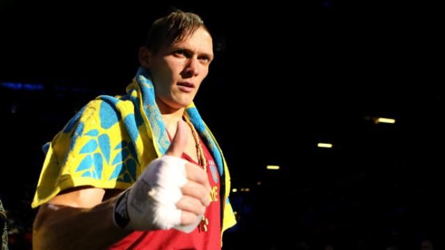 Усик в Лос-Анджелесі позував з крилами і в майці з Кримом Усик в Лос-Анджелесі позував з крилами і в майці з Кримом