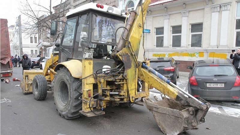Трактор протаранил больше 10 машин в центре Днепра: есть пострадавшие