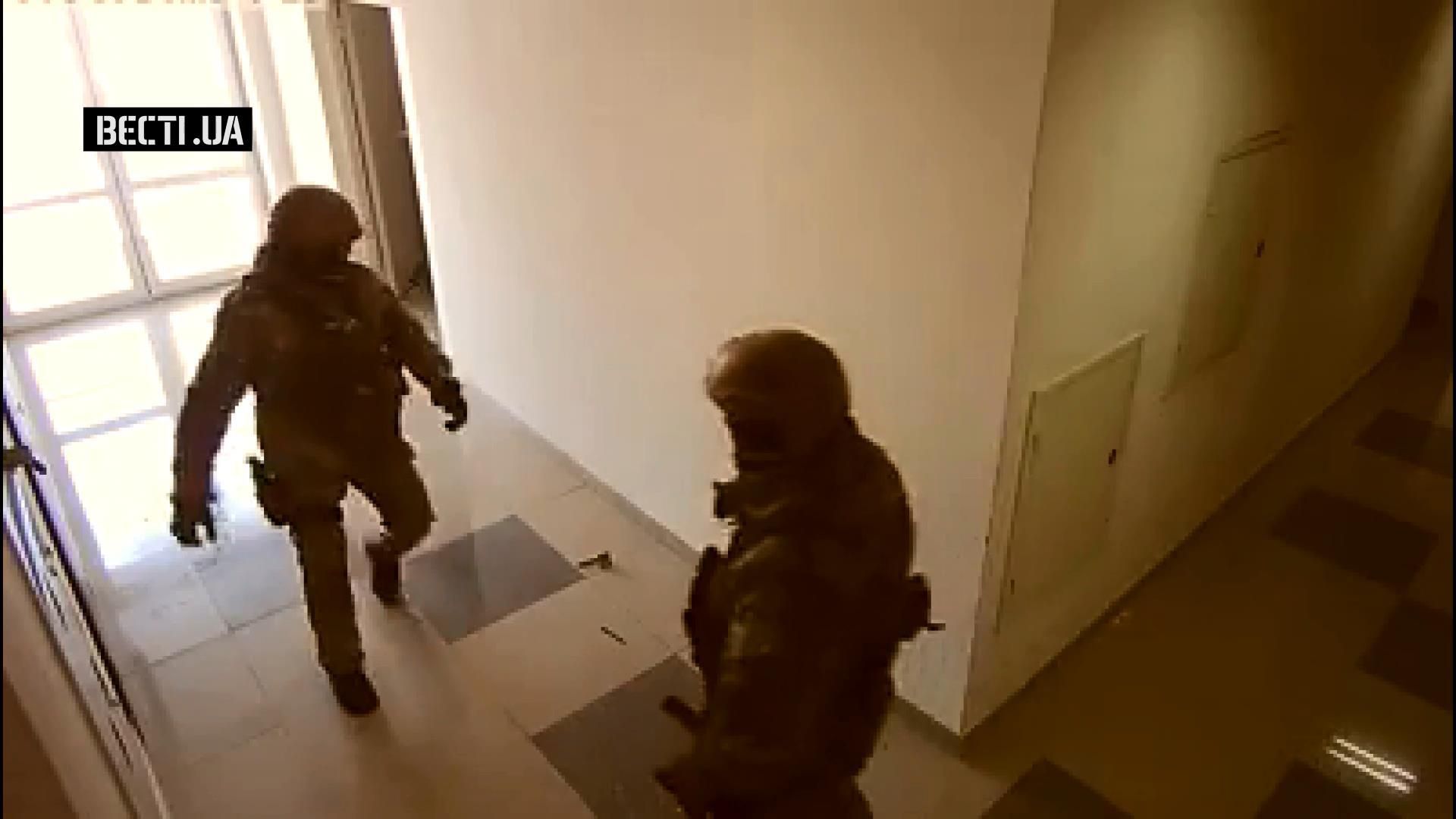 Двері проти поліції: чергове відео "ефективної" роботи спецпризначенців