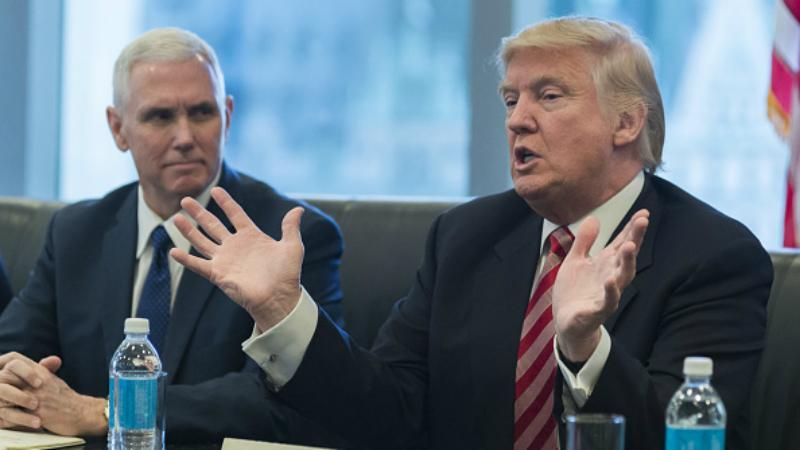 Голова Twitter не захотів робити емодзі проти Клінтон і поплатився зустріччю з Трампом Голова Twitter не захотів робити емодзі проти Клінтон і поплатився зустріччю з Трампом