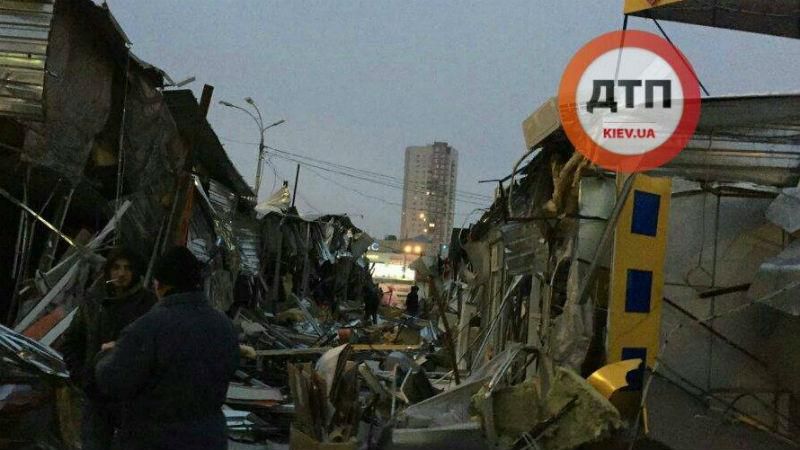 Вночі в Києві трактори рознесли ринок на Оболоні Вночі в Києві трактори рознесли ринок на Оболоні