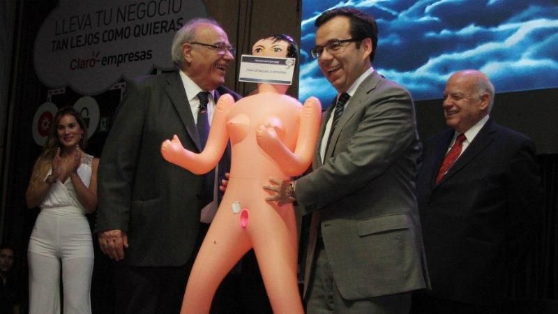 Чилийский политик вляпался в скандал из-за секс-подарка: появились курьезные фото