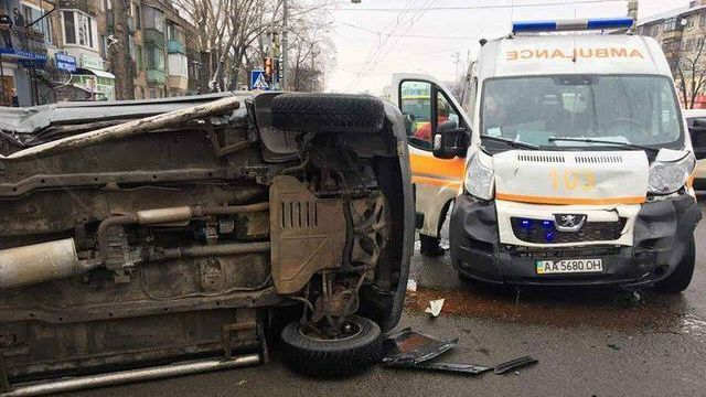 Скорая попала в аварию в Киеве: есть пострадавшие Скорая попала в аварию в Киеве: есть пострадавшие
