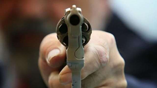 Молодого чоловіка застрелили просто на зупинці у Харкові Молодого чоловіка застрелили просто на зупинці у Харкові