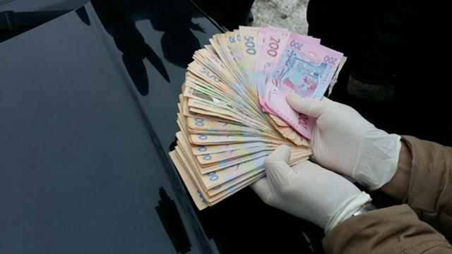 Работник Черкасского военкомата задержан при получении взятки