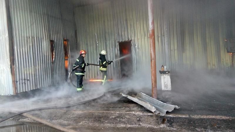 Масштабна пожежа складів під Києвом: з’явилися фото 