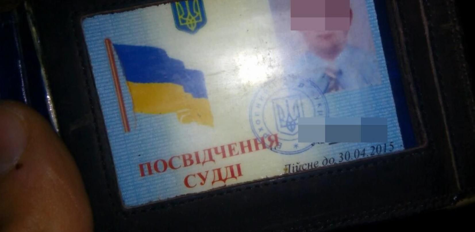 Пьяный судья заснул за рулем, когда остановился на светофоре Пьяный судья заснул за рулем, когда остановился на светофоре