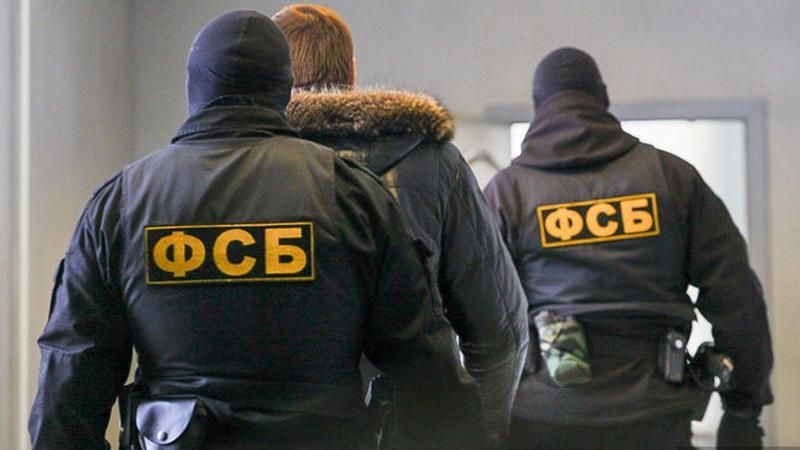 ФСБ в Крыму побила и задержала проукраинского активиста ФСБ в Крыму побила и задержала проукраинского активиста