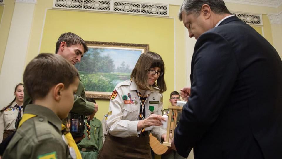 Вифлеємський Вогонь Миру передали Порошенку Вифлеємський Вогонь Миру передали Порошенку