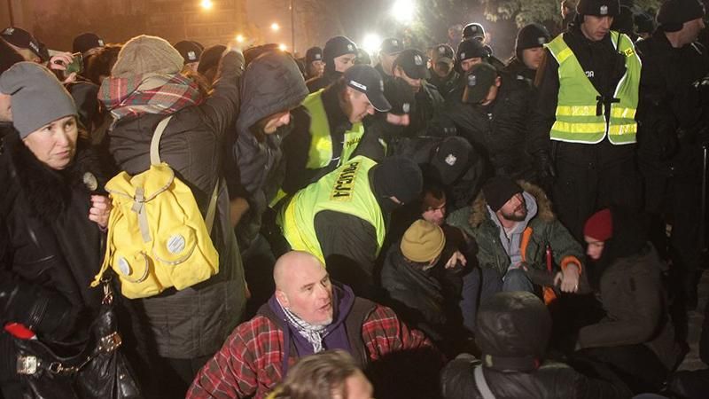 Митингующие блокировали здание парламента в Польше: появились фото и видео