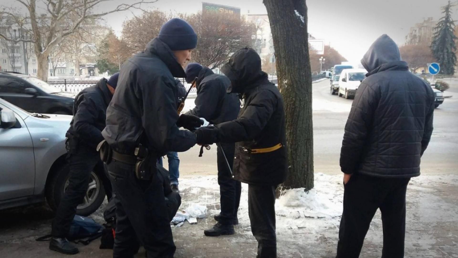 Полиция задержала мужчин со слитком золота и наркотиками Полиция задержала мужчин со слитком золота и наркотиками