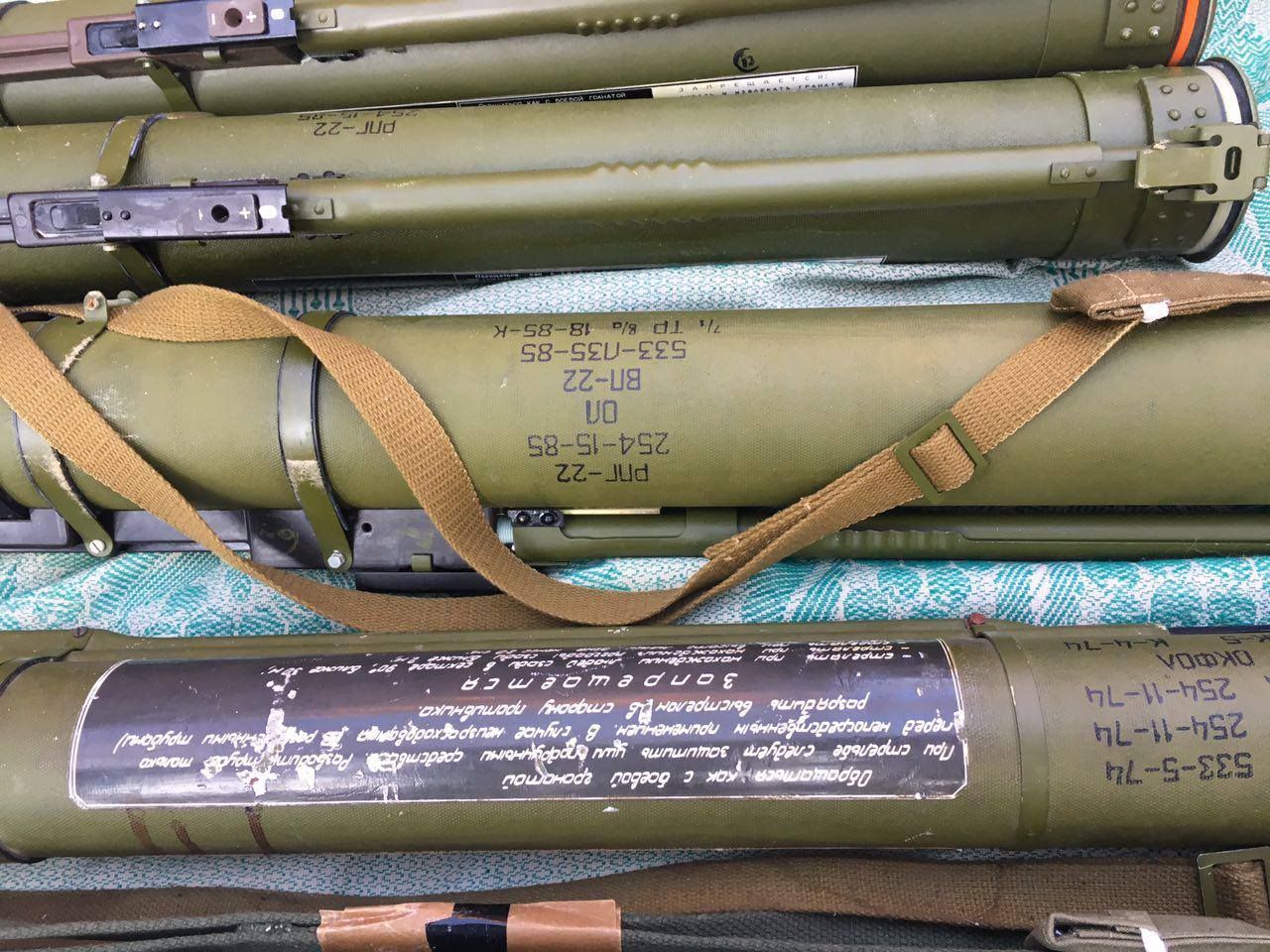 Прикордонники знайшли великий сховок зі зброєю на Донеччині Прикордонники знайшли великий сховок зі зброєю на Донеччині