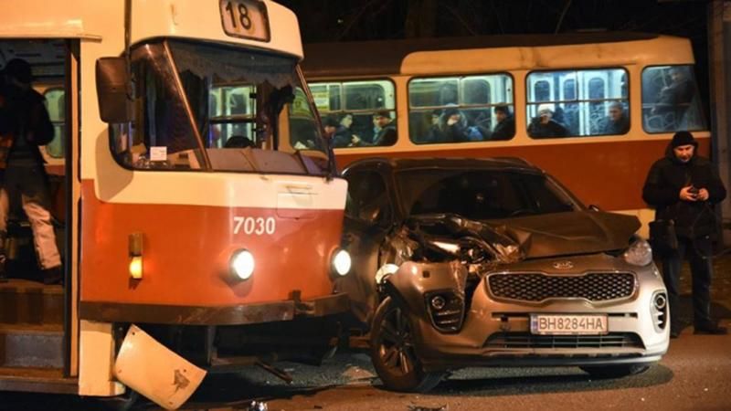 Трамвай зірвався з рейок і влетів у авто: з’явилися фото Трамвай зірвався з рейок і влетів у авто: з’явилися фото