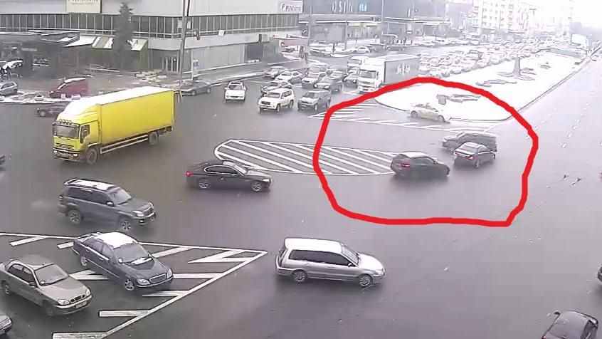 ДТП сталося на очах поліції у Києві ДТП сталося на очах поліції у Києві