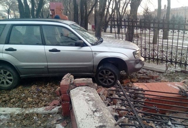 П’яний чоловік на чужому авто розтрощив паркан Військової академії в Одесі