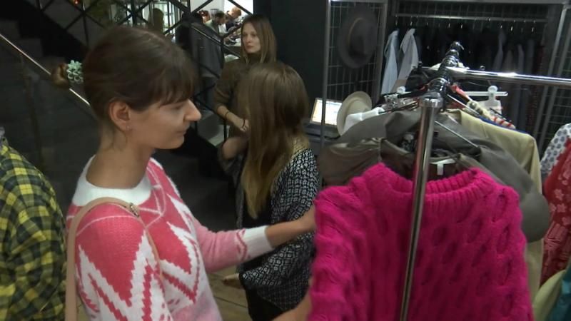 Модницы продают свою одежду, чтобы собрать средства на языковые лагеря
Модницы продают свою одежду, чтобы собрать средства на языковые лагеря