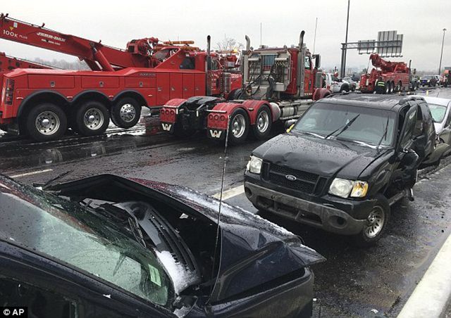 Грандіозна автокатастрофа сколихнула США: зіткнулися десятки машин