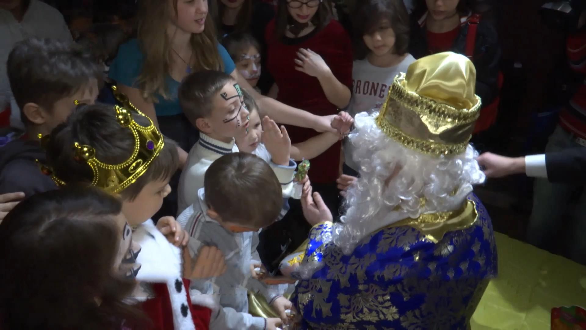 Волонтеры устроили настоящую рождественскую сказку для детей из зоны АТО Волонтеры устроили настоящую рождественскую сказку для детей из зоны АТО