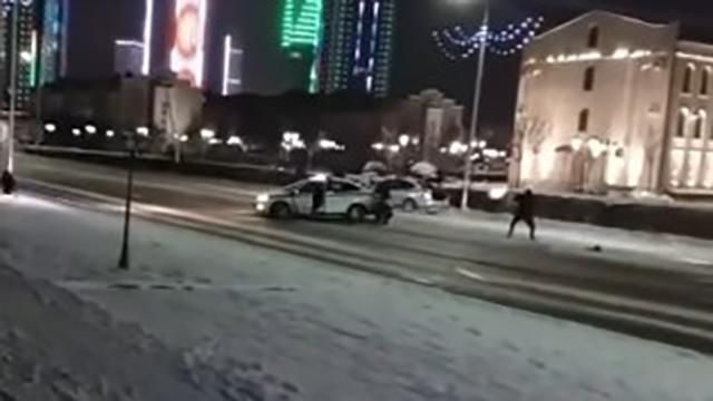 У мережі показали відео запеклої перестрілки у Грозному У мережі показали відео запеклої перестрілки у Грозному