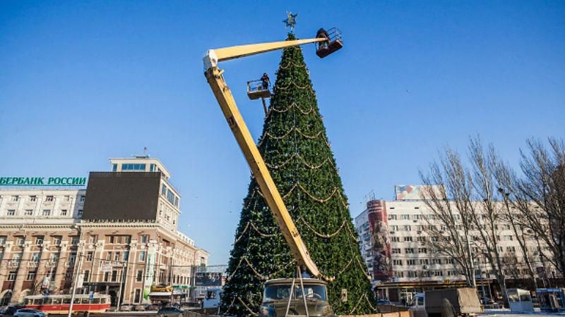 У бойовиків теж свято. З'явилися перші фото новорічної ялинки в Донецьку