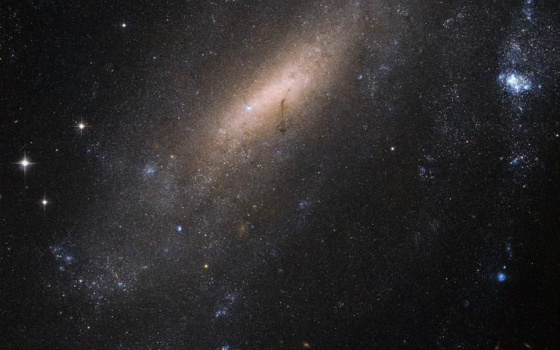 Віддалена галактика вже понад 100 років захоплює астрономів своєю формою
Віддалена галактика вже понад 100 років захоплює астрономів своєю формою