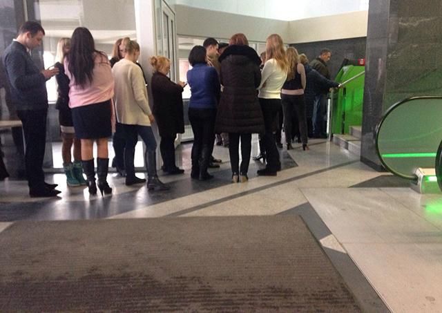 Українці в паніці атакують банкомати "Приватбанку" Українці в паніці атакують банкомати "Приватбанку"