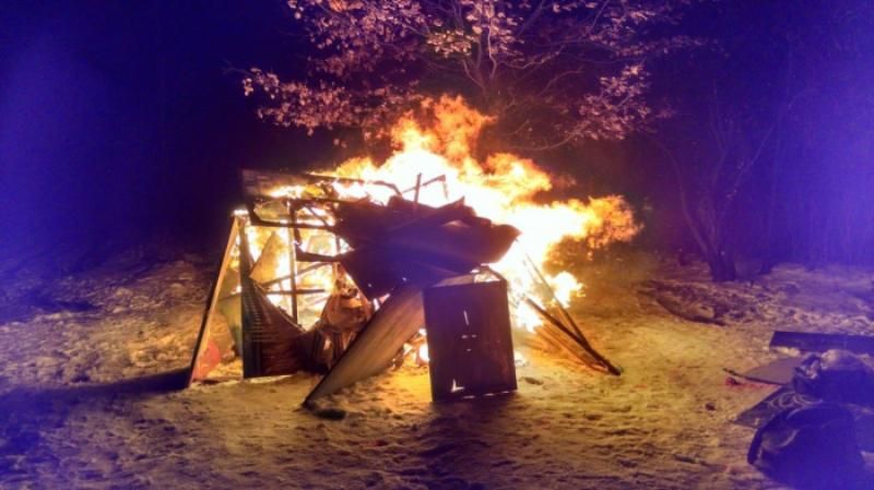 Обнаженная художница сожгла свои картины на улице в Киеве Обнаженная художница сожгла свои картины на улице в Киеве