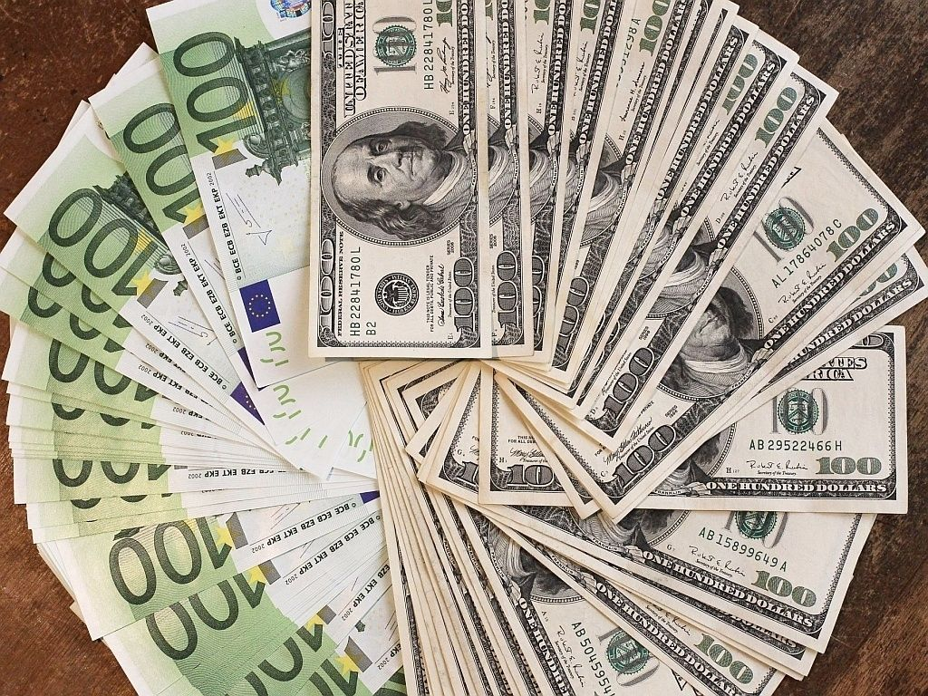 Наличный курс валют на 19 декабря: доллар и евро продают дороже, чем в пятницу