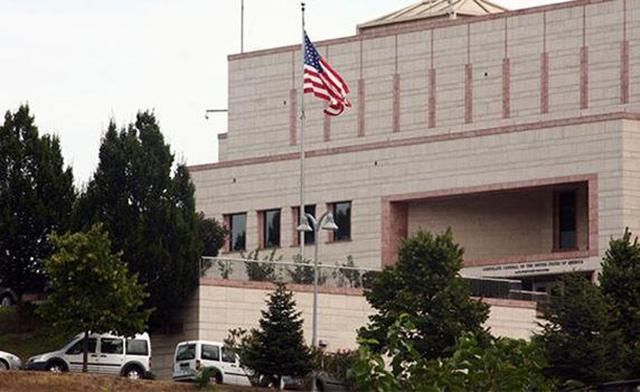 Мужчина с оружием пытался ворваться в посольство США в Турции Мужчина с оружием пытался ворваться в посольство США в Турции