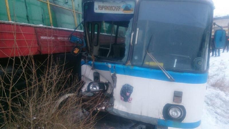 В Донецкой области автобус попал под поезд: опубликовали фото