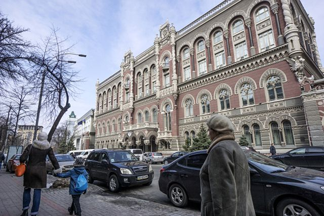 НБУ продаст с аукциона 50 миллионов долларов