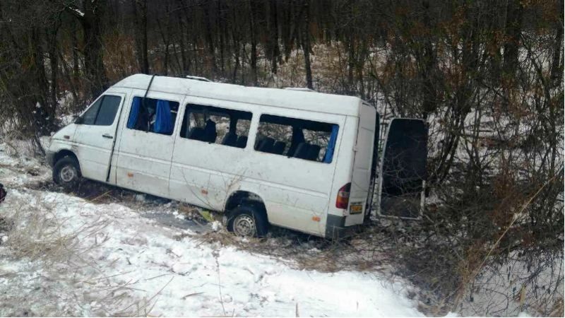 Автобус з пасажирами перевернувся на Чернігівщині: з'явились фото