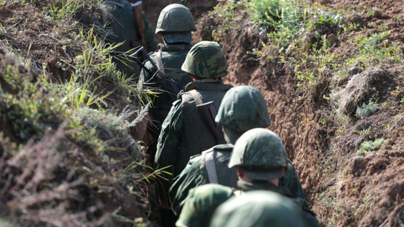 Вражеская мина попала в блиндаж украинских военных Вражеская мина попала в блиндаж украинских военных