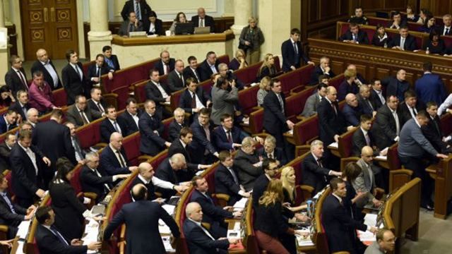 Депутатам могут "обрезать" зарплату Депутатам могут "обрезать" зарплату