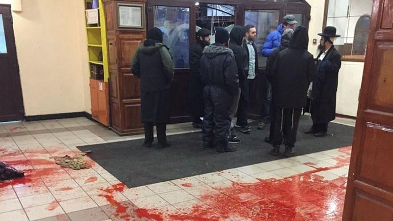 Появилось видео нападения радикалов на синагогу в Умани со свиной головой и свастикой