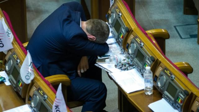 После бюджетной ночи нардепы приняли выходной, а Кабмин перенес заседание После бюджетной ночи нардепы приняли выходной, а Кабмин перенес заседание