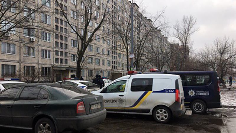 Неадекватный вооруженный злоумышленник закрылся в квартире: полиция Киева провела спецоперацию