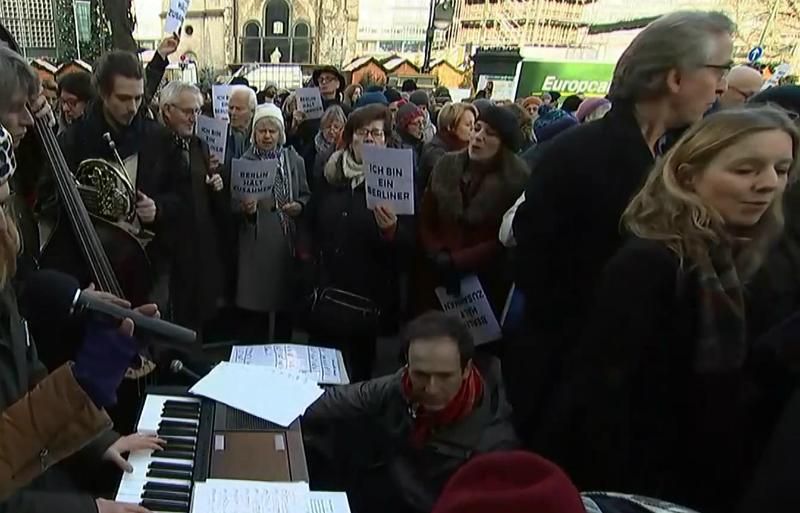 Ярмарка в Берлине возобновила свою работу после теракта
Ярмарка в Берлине возобновила свою работу после теракта