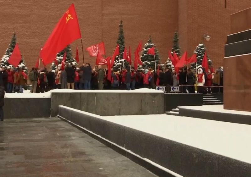 День народження тирана: на могилі Сталіна не обійшлось без ексцесів
