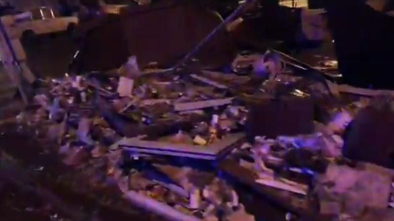 Невідомі влаштували погроми МАФів в центрі Києва: розгорілися сутички Невідомі влаштували погроми МАФів в центрі Києва: розгорілися сутички