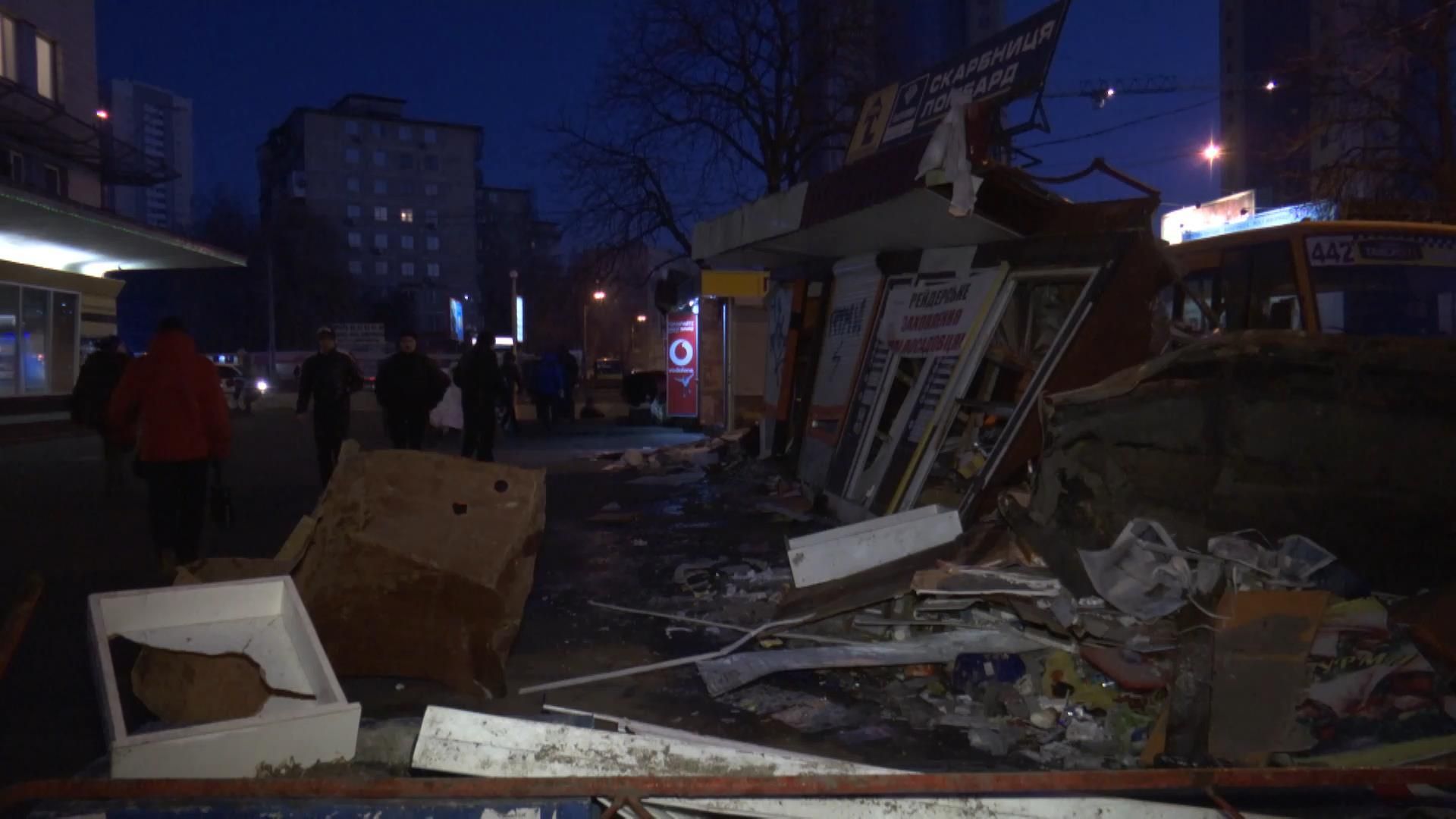 Двое полицейских пострадали во время столкновения из-за сноса МАФов