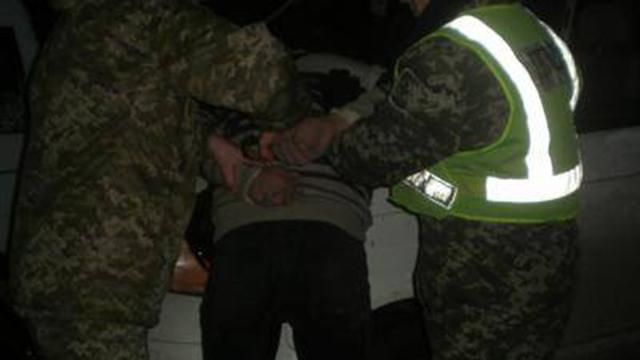 Житель Львовщины пытался прорваться через границу на автомобиле Житель Львовщины пытался прорваться через границу на автомобиле