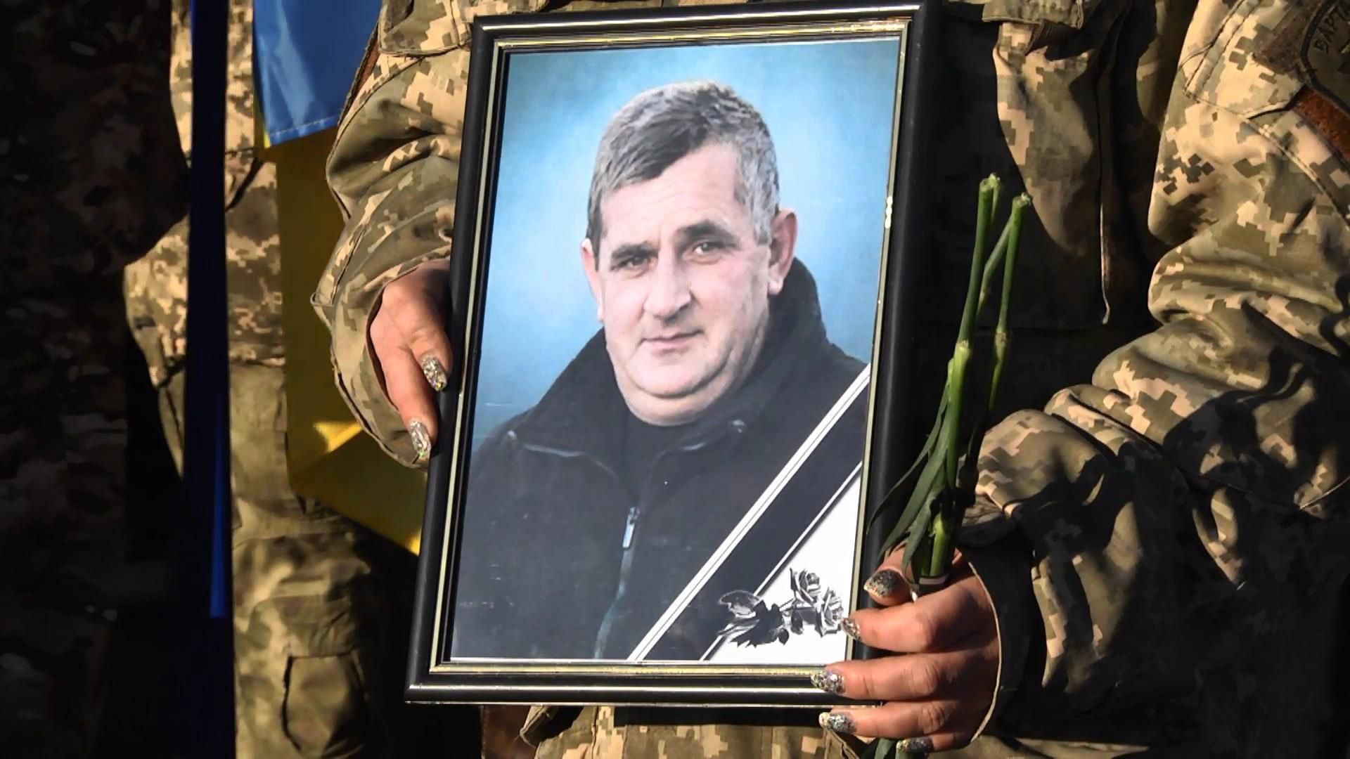 На Майдані труну загиблого воїна зустрічали на колінах На Майдані труну загиблого воїна зустрічали на колінах