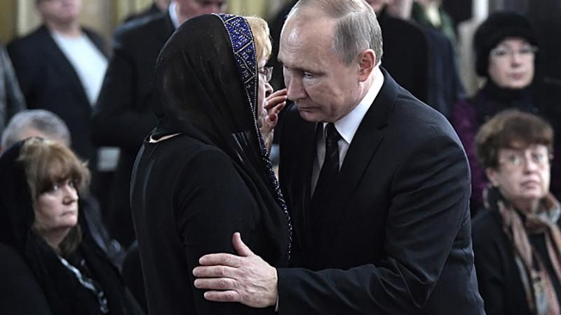 Путін особисто прийшов на похорон вбитого посла Росії: з’явилися фото 