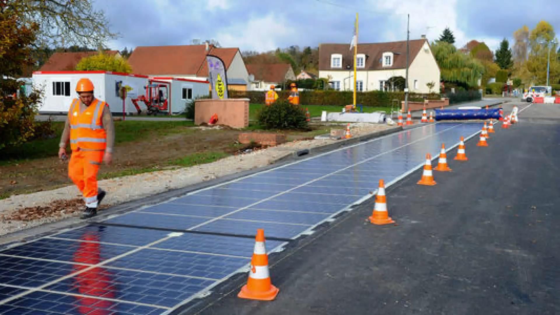 У Франції відкрили першу у світі дорогу із сонячних батарей

